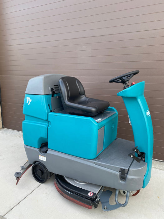 Tennant T7 Ride-On Floor Scrubber (Used) 10929218 - 1084 hours